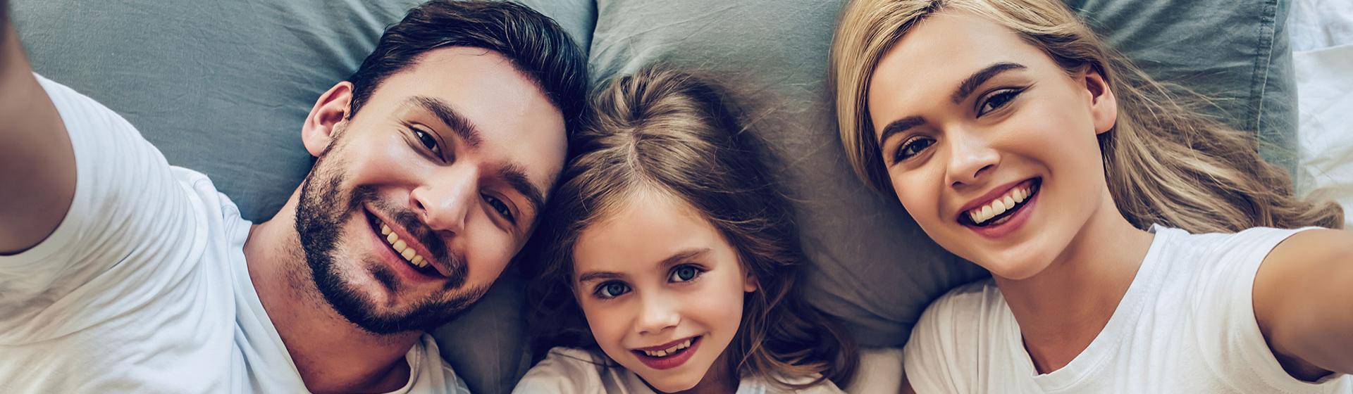 Camera moderna con letto matrimoniale, pavimento in legno, TV e scrivania.